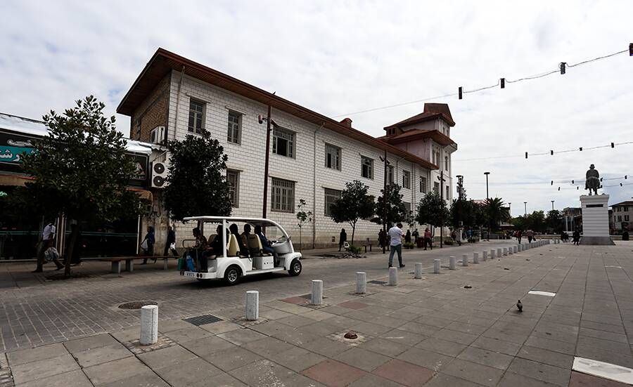 Муниципальный особняк и часовая башня в Раште