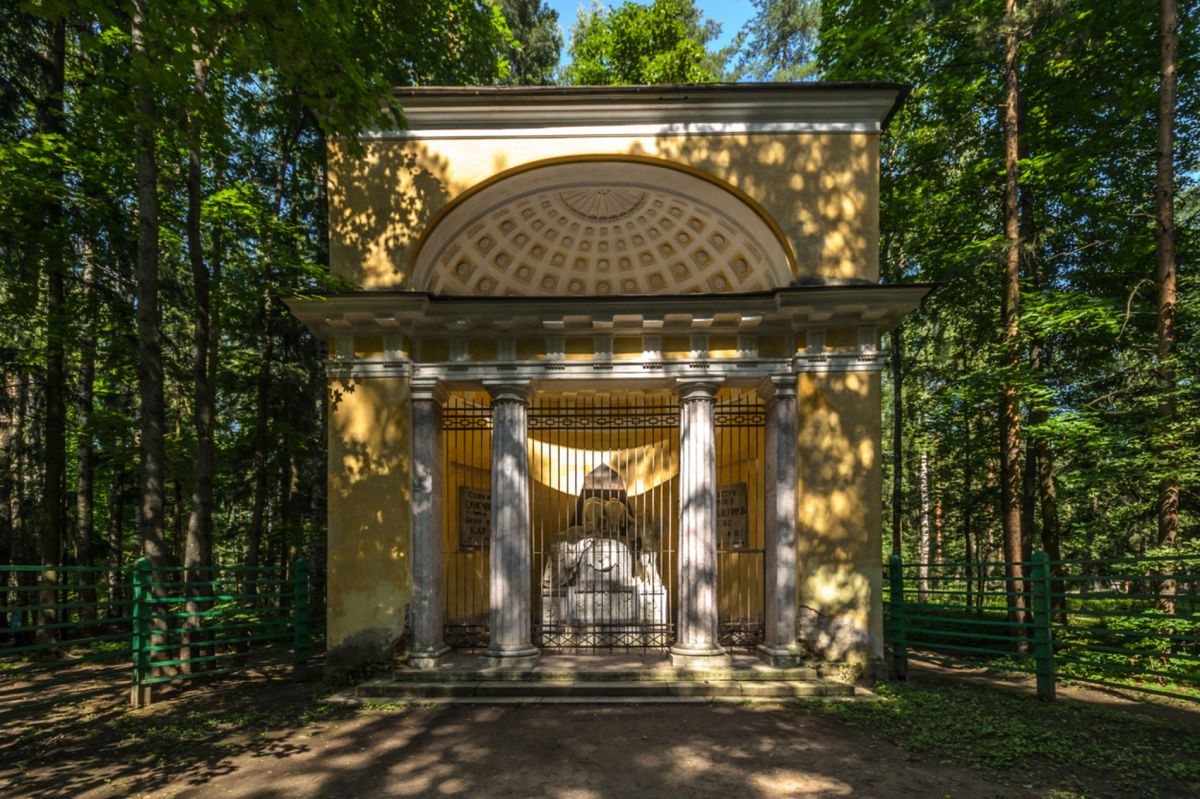 Памятник любезным родителям