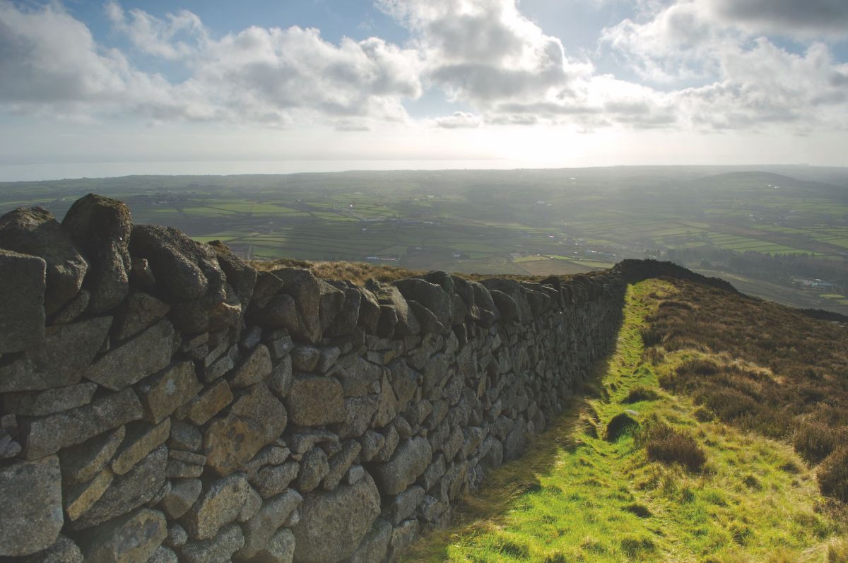 Пройдите вдоль стены Морн в Северной Ирландии