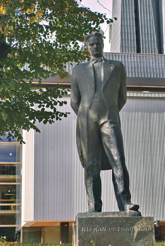 Памятник Кипрасу Петраускасу