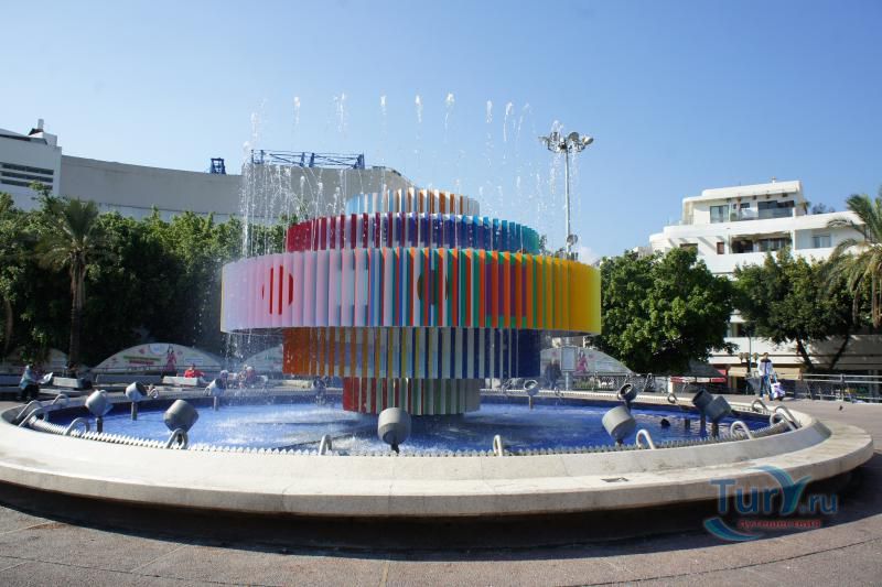 Фонтан в честь Цины Дизенгоф на площади Дизенгоф в Тель-Авиве