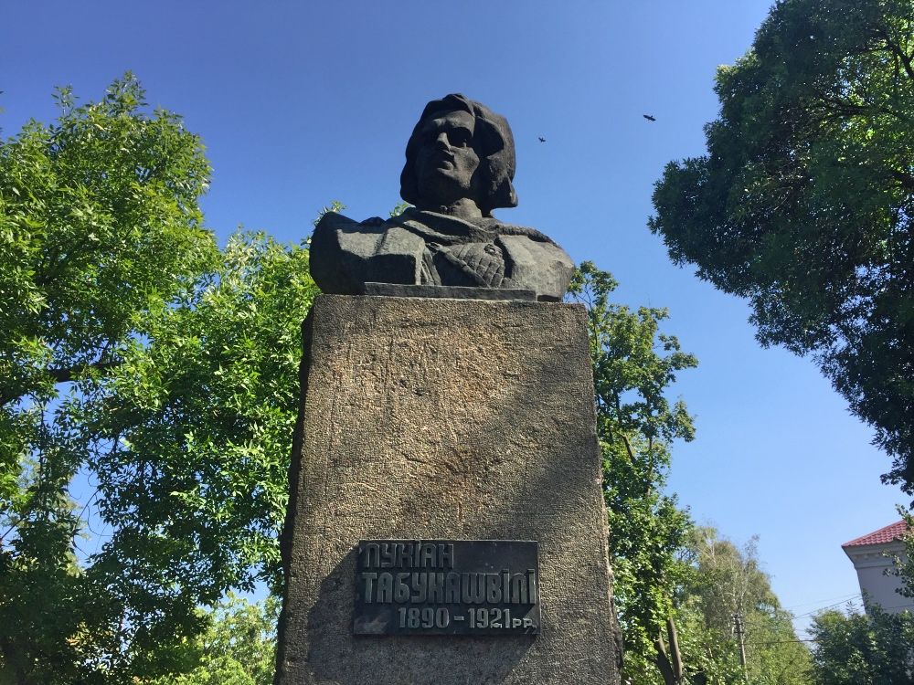 Памятник Лукиану Табукашвили в Коростене