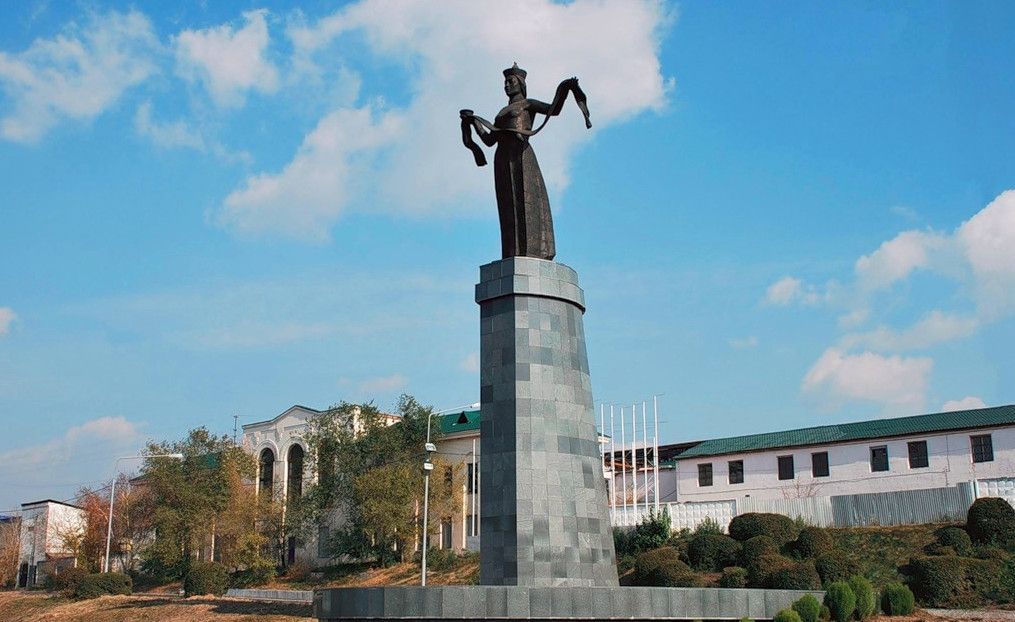 Скульптура Мать Бурятия в Улан-Уде