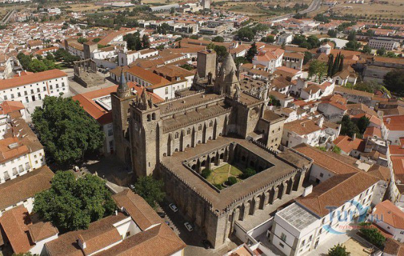 Кафедральный Собор Эворы (Кафедральная Базилика Успения Божией Матери)