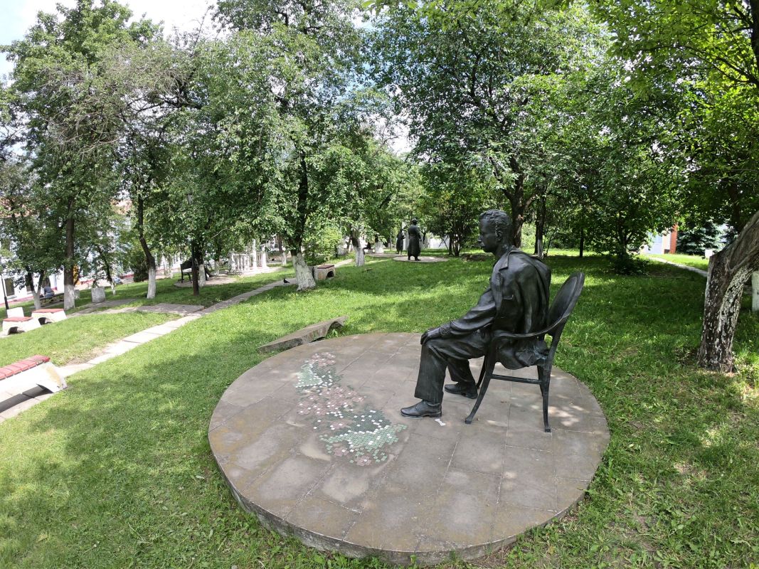 Памятник Франко И.Я. на территории Межрегиональной академии управления персоналом