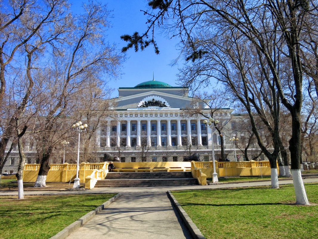 Банк под охраной львов