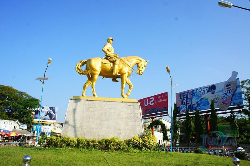 Статуя генерала Аунг Сана