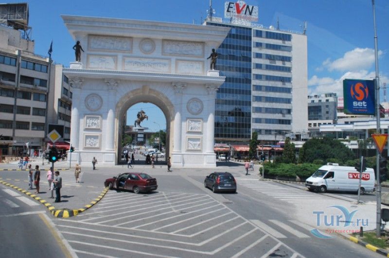 Триумфальная Арка Македония (Порта Македония)